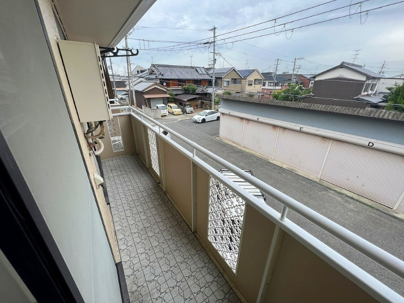 大和高田市大字市場のアパートのバルコニー