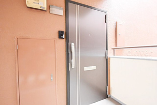 【その他共用部分】 | 皆様をお迎えする、お部屋の玄関ドア。開けやすさや開放角度、ドアノブの操作しやすさや鍵の形状などを、現地で一度ご確認ください。～即日のご見学可能～　お問合せはお気軽にどうぞ。