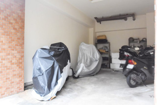 【駐車場】 | バイク置き場。空き区画の有無や駐輪料金、サイズおよび排気量規定などについては、改めてお問い合わせください。～即日のご見学可能～　お問合せはお気軽にどうぞ。