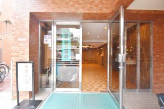 【エントランス】 | マンションの正面エントランス。出入りする人間を癒してくれるマンション入り口であり、その建物の「顔」でもあります。～即日のご見学可能～　お問合せはお気軽にどうぞ。