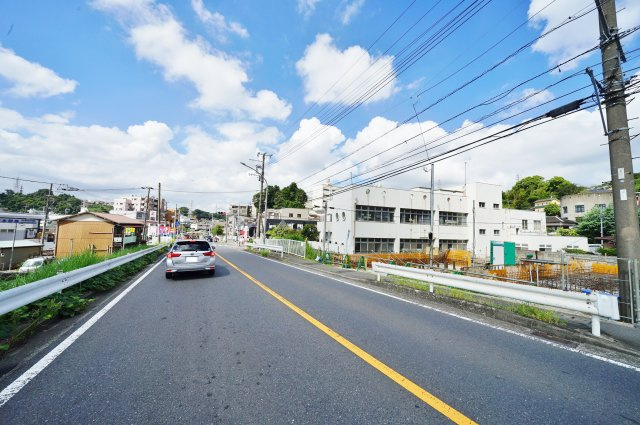 【横浜市保土ケ谷区和田２丁目17全４棟新築戸建て１号棟】★仲介手数料無料★（常盤台小学校・保土ヶ谷中学校）の前面道路含む現地写真|南東側が幅員約14mの公道に面しています。
