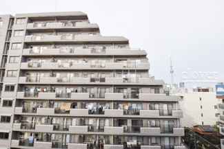 【展望】 | 眼前に広がる空の雄大さと、このお部屋の自慢の一つである「眺望」をご覧ください。毎日、この景色を独り占めできる新生活に夢が広がります。～即日のご見学可能～　お問合せはお気軽にどうぞ。