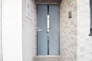 【その他共用部分】 | 皆様をお迎えする、お部屋の玄関ドア。開けやすさや開放角度、ドアノブの操作しやすさや鍵の形状などを、現地で一度ご確認ください。～即日のご見学可能～　お問合せはお気軽にどうぞ。
