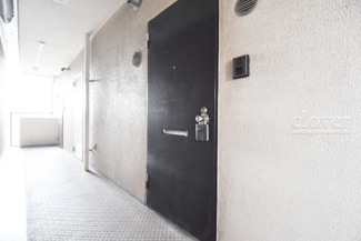 【その他共用部分】 | 皆様をお迎えする、お部屋の玄関ドア。開けやすさや開放角度、ドアノブの操作しやすさや鍵の形状などを、現地で一度ご確認ください。～即日のご見学可能～　お問合せはお気軽にどうぞ。
