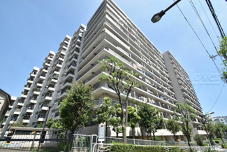【外観】 | 即日のご見学も可能です！お気軽にお問い合わせください！青空によく映える建物です。手入れの行き届いた外壁やマンション正面エントランスなど、綺麗な姿をぜひ一度、現地にてご覧ください。～即日のご見学可能～　
