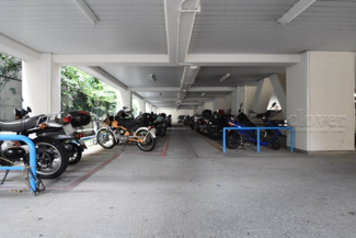 【駐車場】 | バイク置き場。空き区画の有無や駐輪料金、サイズおよび排気量規定などについては、改めてお問い合わせください。～即日のご見学可能～　お問合せはお気軽にどうぞ。