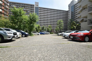 【駐車場】 | マンションの駐車場スペース。空きの有無や駐車料金、サイズ規定などについては、改めてお問い合わせください。～即日のご見学可能～　お問合せはお気軽にどうぞ。
