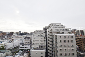 【展望】 | 眼前に広がる空の雄大さと、このお部屋の自慢の一つである「眺望」をご覧ください。毎日、この景色を独り占めできる新生活に夢が広がります。～即日のご見学可能～　お問合せはお気軽にどうぞ。
