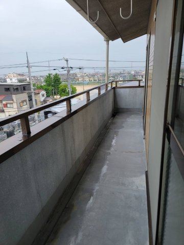 サンクレスト府中のバルコニー|暖かな日差しのふりそそぐバルコニー