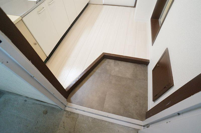 セブンスパークアパートメントの玄関