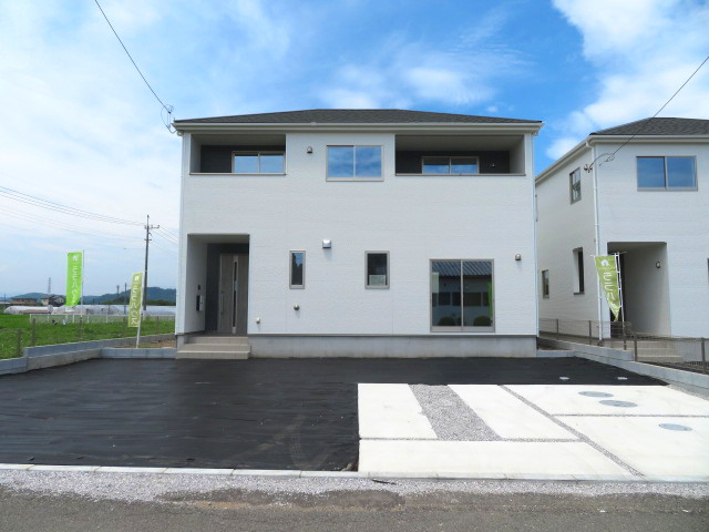 高崎市吉井町2期（全3棟）1号棟の外観|隣地との距離も保ちながらも綺麗な街並みに溶け込みました！
駐車スペースやお庭も十分に確保しています！