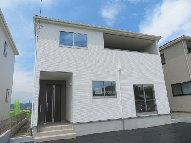 高崎市吉井町2期（全3棟）2号棟の外観|ナチュラルで飽きの来ないデザインは流行に左右されない家の形です。外構も綺麗に仕上がっています(^▽^)/
