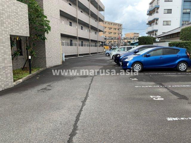 ロイヤル末広の駐車場