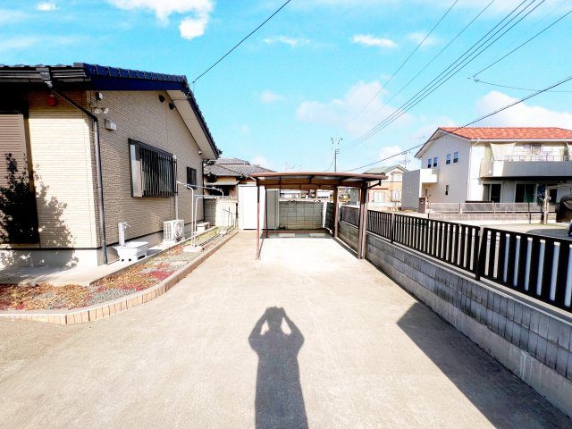 伊勢崎市茂呂町二丁目　中古住宅の前面道路含む現地写真