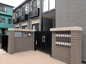 レオパレスブランデール島根のエントランス