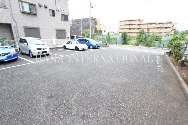 レオパレスヘリオードルの駐車場