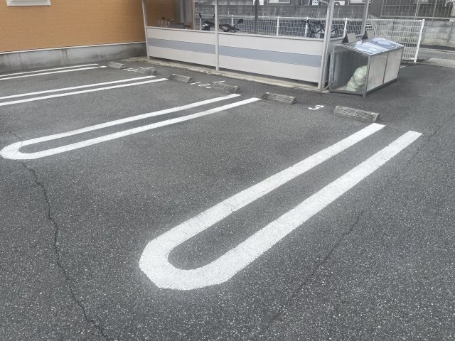 クール・ヴィヴァーチェＣの駐車場