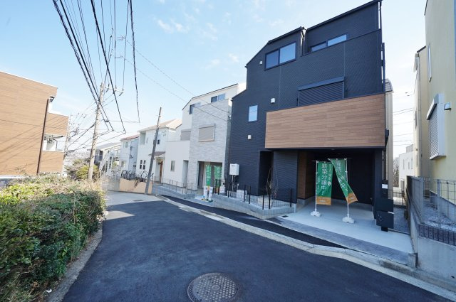【横浜市保土ヶ谷区星川１丁目23-11全４棟新築戸建て１号棟】★仲介手数料無料★（星川小学校・岩崎中学校）の前面道路含む現地写真