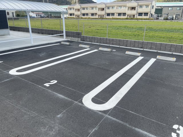 コントレイル糸引の駐車場
