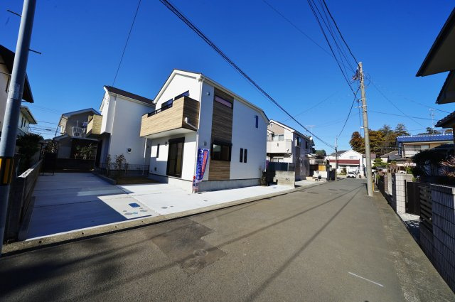 【横浜市瀬谷区宮沢１丁目50-5全２棟新築戸建て１号棟】★仲介手数料無料★（原小学校・原中学校）の前面道路含む現地写真|前面道路幅員は約5.4mございます。