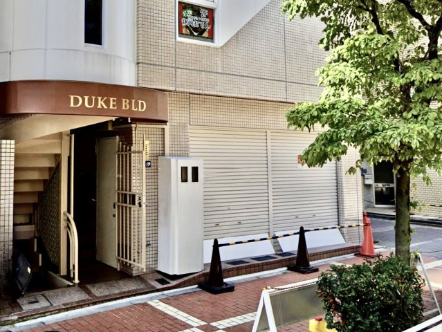 DUKEビルのエントランス