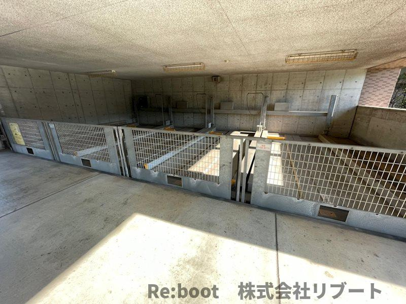 グランダジュール千葉みなとの駐車場