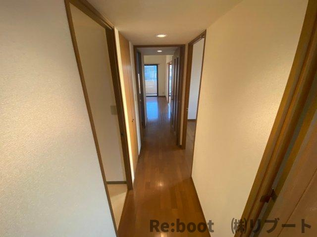 サニーフォレスト藤原参番館の玄関