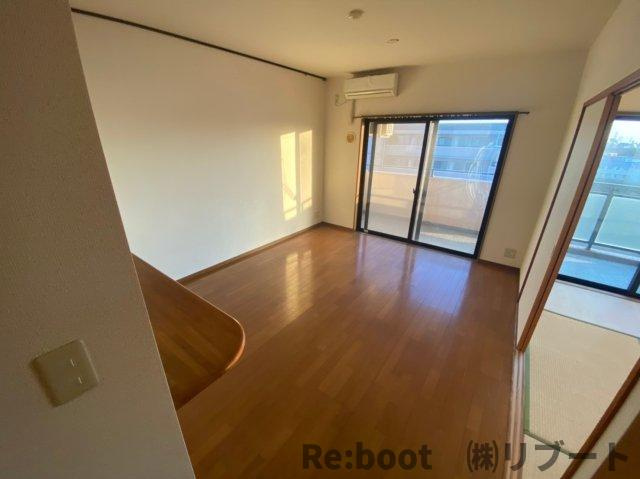 サニーフォレスト藤原参番館の居間・リビング