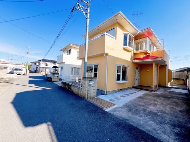 邑楽町大字中野　中古住宅の前面道路含む現地写真