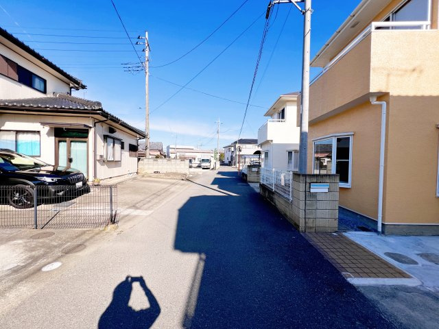 邑楽町大字中野　中古住宅の前面道路含む現地写真