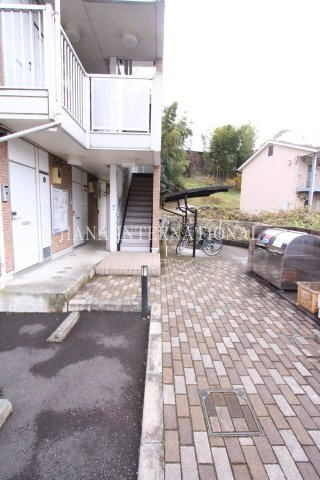 レオパレスパレス中田のエントランス