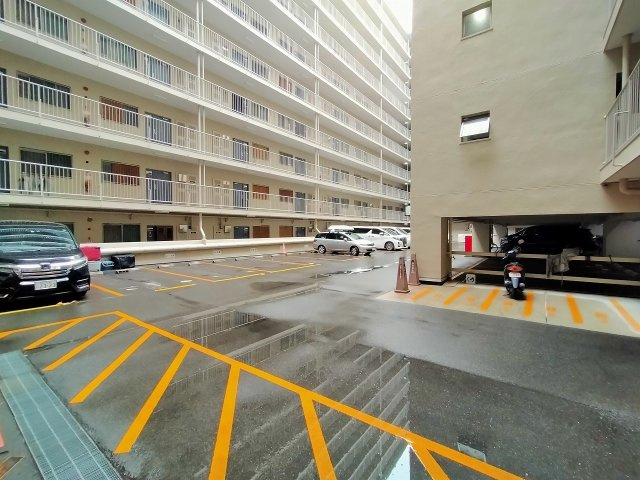 日商岩井京橋ハイツの駐車場