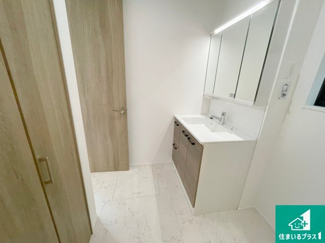 亀岡市三宅町野々神　新築一戸建ての洗面所|清潔感のある洗面台です。フラットな鏡は掃除がしやすく毎日清潔！鏡裏には収納があるのでスッキリとした洗面台が保てます。