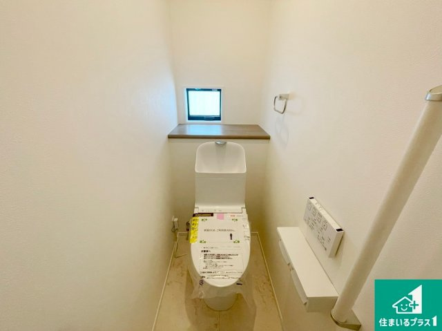 亀岡市三宅町野々神　新築一戸建てのトイレ|1・2階の2ヶ所にあるので、朝の忙しい時間の順番待ちもなく、深夜の利用にも大変便利です。