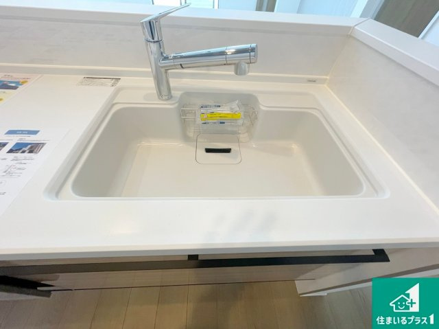 亀岡市三宅町野々神　新築一戸建てのキッチン|蛇口の先端に浄水器を内蔵しています！原水と浄水、お湯と冷水、シャワーの切替えがワンタッチなので用途によって使い分けられます。