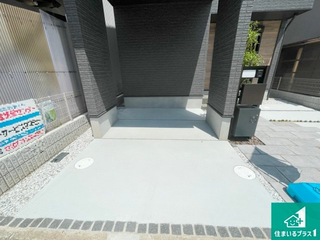 亀岡市三宅町野々神　新築一戸建ての駐車場|前面道路広々で車の出し入れも便利です。駐車が苦手な方でも安心して車庫入れできます！