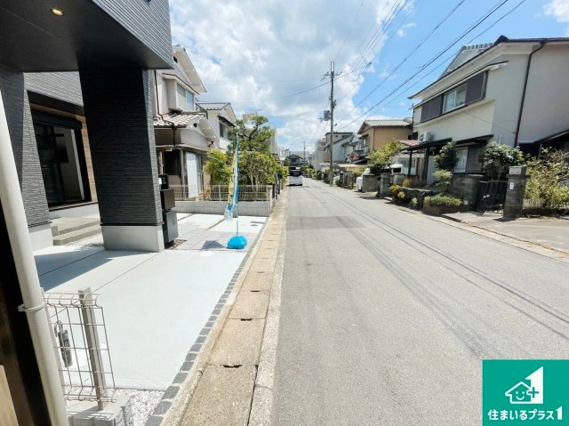 亀岡市三宅町野々神　新築一戸建ての前面道路含む現地写真|周辺は閑静な住宅街！前面道路広々で車の出し入れも便利です。駐車が苦手な方でも安心して車庫入れできます！