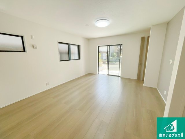 亀岡市三宅町野々神　新築一戸建ての居間・リビング|シンプルなリビングは家具次第で雰囲気を変えることができます！