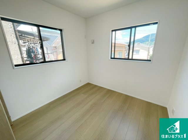 亀岡市三宅町野々神　新築一戸建ての洋室|収納スペースが充実しているので子供の成長に合わせてたくさん収納ができます！家族構成に合わせた様々な活用ができる収納！