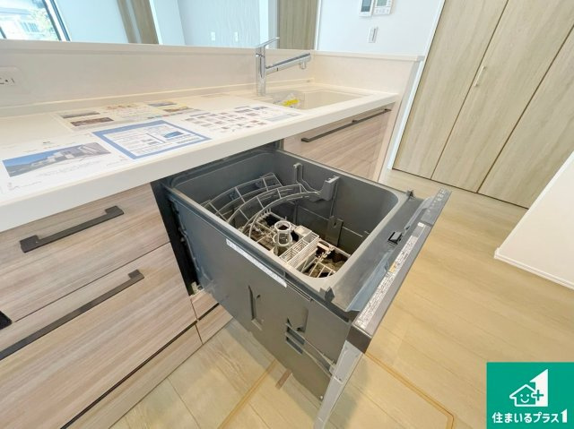 亀岡市三宅町野々神　新築一戸建てのキッチン|食事後の一仕事、食器洗いをボタン一つでお任せできちゃいます！