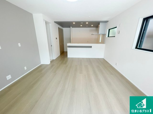 亀岡市三宅町野々神　新築一戸建ての居間・リビング|広く明るい、リビングは子育て中のお母さんも安心の対面キッチン。忙しいお母さんに嬉しい水回りが集約された家事導線が短く済む設計！