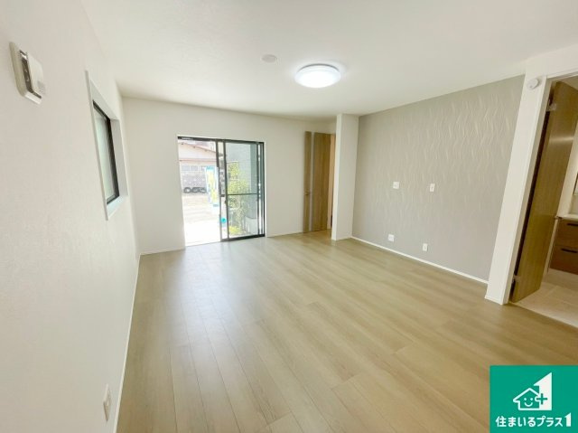 亀岡市三宅町野々神　新築一戸建ての居間・リビング|対面キッチンでご家族のコミュニケーションも自然と増える設計！