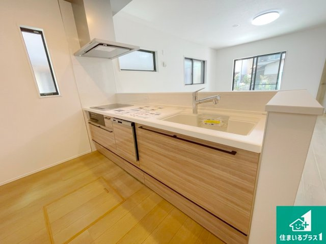 亀岡市三宅町野々神　新築一戸建てのキッチン|子供を見守りながらお料理が出来るため家族のコミュニケーションか増えます♪スペースが広く確保されている為お子様が大きくなったときは一緒に料理を楽しめます♪