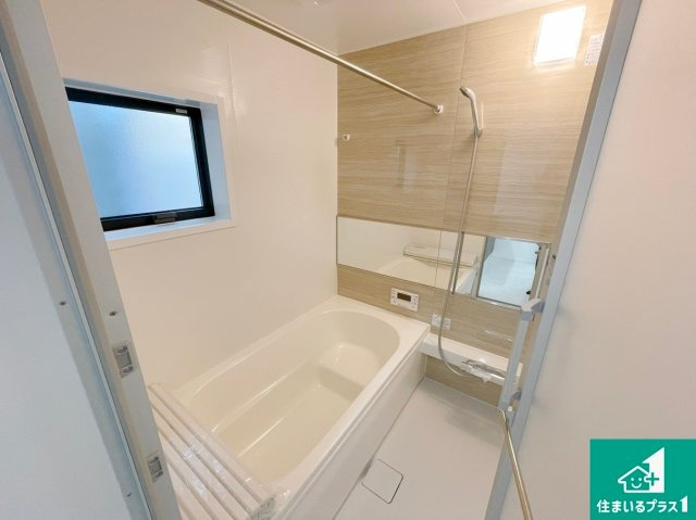 亀岡市三宅町野々神　新築一戸建ての浴室|足をゆったり伸ばして寛げる浴槽です。窓が設けられていますので差し込む光が明るく穏やかな雰囲気にしてくれます♪浴室乾燥機も設置しているので、雨の日の洗濯物も安心です♪