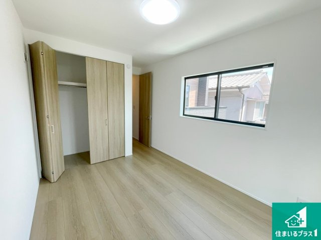 亀岡市三宅町野々神　新築一戸建ての洋室|収納スペースが充実しているので子供の成長に合わせてたくさん収納ができます！家族構成に合わせた様々な活用ができる収納！