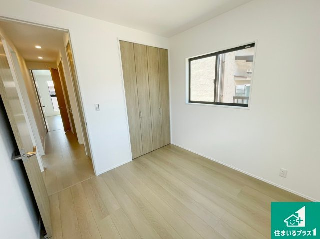 亀岡市三宅町野々神　新築一戸建ての洋室|一室あると便利な和室は客間としてだけでなく、小さなお子様のプレイルームや食後のくつろぎスペースとしてもご利用いただけます。収納もついていますので大活躍！