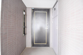 【その他共用部分】 | ダブルロック式の玄関ドアが皆様をお出迎え。お部屋のセキュリティの観点からも、うれしい設備ですね。玄関の色もシックで良い感じです。～即日のご見学可能～　お問合せはお気軽にどうぞ。