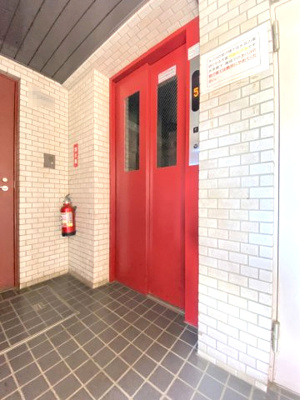 【その他共用部分】 | ライオンズマンション瀬谷 | お買い物時やベビーカーの出し入れに便利なエレベーター付です。