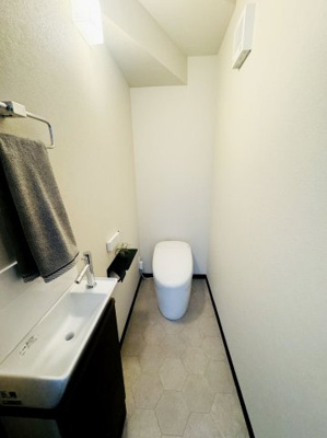 【トイレ】 | 呉市宮原7丁目　新築一戸建て（全９棟） | トイレには快適な温水洗浄便座付き