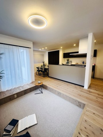 呉市宮原7丁目　新築一戸建て（全９棟）の居間・リビング|居心地のよいゆったりとしたリビングダイニング